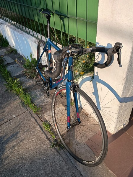 La bicicleta de acero de Francesco, hecha a medida por el artesano italiano Vincenzo Forgione